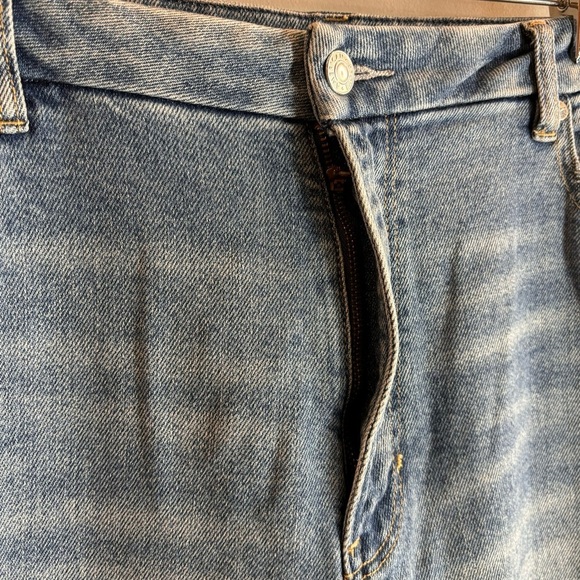 AMERICAN EAGLE Sz 16 Light Wash  Distressed Curvy Mom High Rise Jeans - Picture 7 of 11